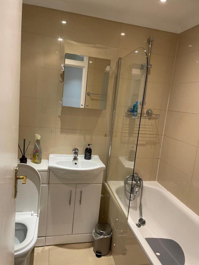 2 Bedroom Apartment Chiswick Park Tube Station Londres Extérieur photo